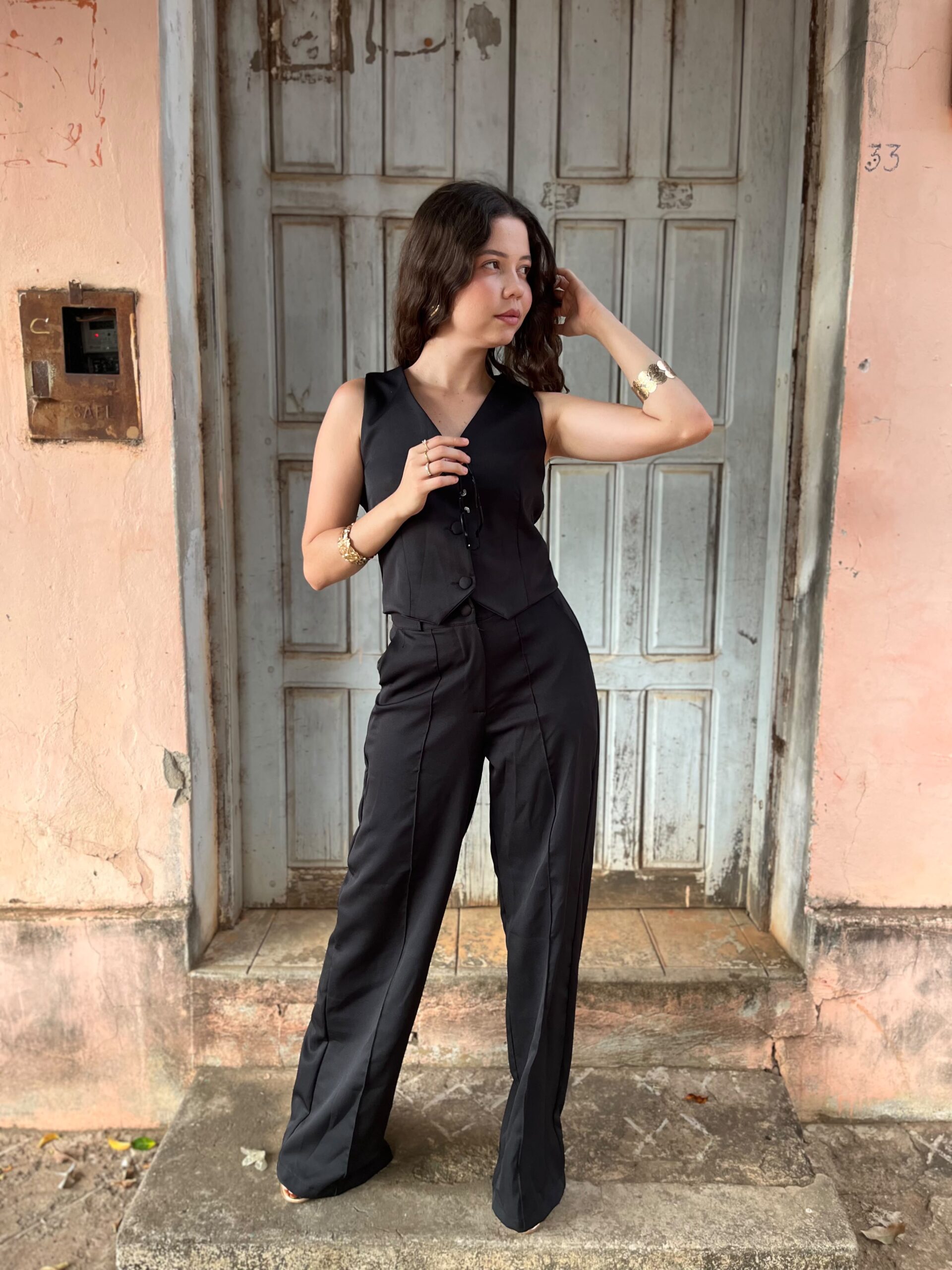 5b6e7bbb-0282-4e83-a465-538b0baca611 CONJUNTO ALFAIATARIA PRETO – COLETE + CALÇA | PRIMAVERA–VERÃO - Imagem 1
